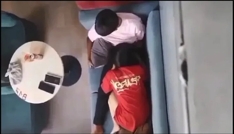Quay lén bồ mút mút cho em ghệ nơi công cộng