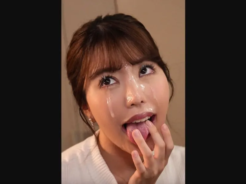 Nam sinh may mắn được cô giáo dâm đãng liếm cu