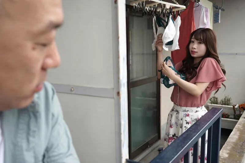 Gã nhà kề bên chuyên soi mói và cặp vợ yêu anh xã thường xuyên rên la quá to