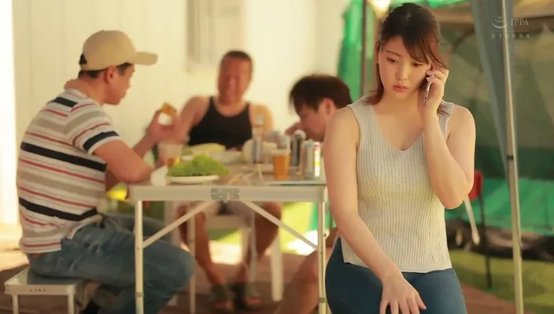 Chồng yêu khờ để người vợ tham gia sự kiện cắm trại với mấy gã gần nhà và cái kết