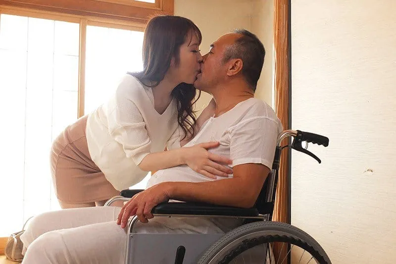 Con dâu hiếu thảo chăm sóc bố anh xã tàn tật