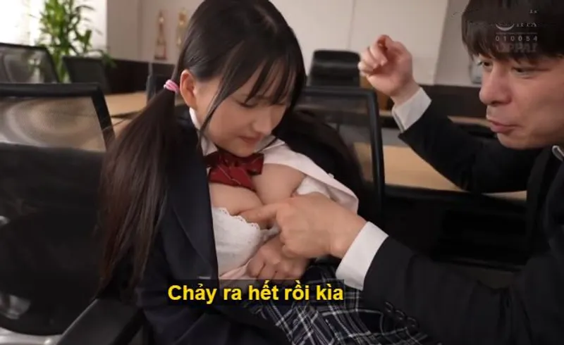 Trong suốt 3 năm, thầy giáo rèn luyện cô học trò ngực đẹp thành "chiếc bình đựng tinh".