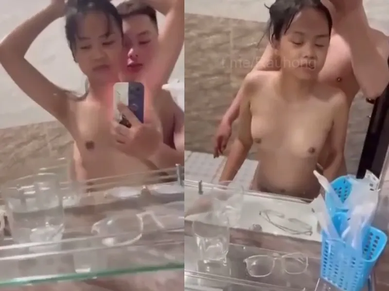 Mảnh khảnh em cùng người yêu xoạc trước gương quay kỉ niệm